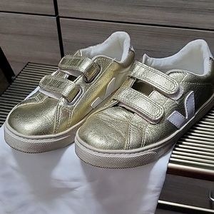 Veja kids sneakers size 13.5 US 31EU pretty gold color